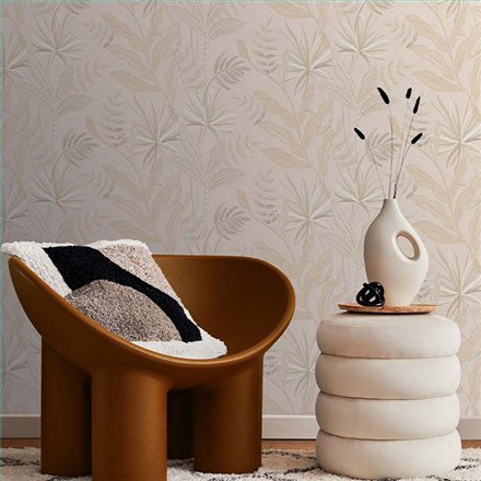 Ref.TN29080 ambiente con terra nova hojas tropicales Topo y Verde sobre fondo Beige