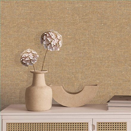Ref.TN29006 ambiente con terra nova hojas tropicales Marrón y Beige sobre fondo Ocre