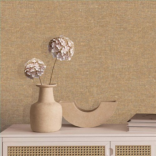 Ref.TN29006 ambiente con terra nova hojas tropicales Marrón y Beige sobre fondo Ocre