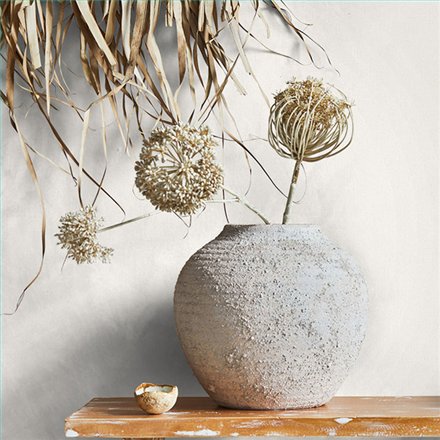 Ref.SILE-030 estancia decorada con liso mate en tono Blanco Roto, silence