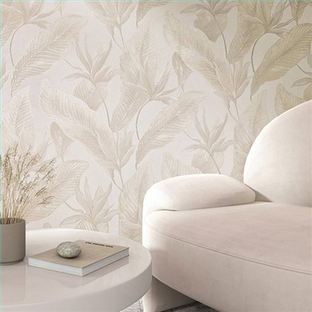 Ref.SILE-054 ambiente real de hojas tropicales silence, sobre fondo Beige en tonos Topo y Dorado