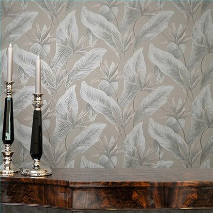 Ref.SILE-060 ambiente real de hojas tropicales silence, sobre fondo Marrón en tonos Gris, Topo, Beige y Bronce