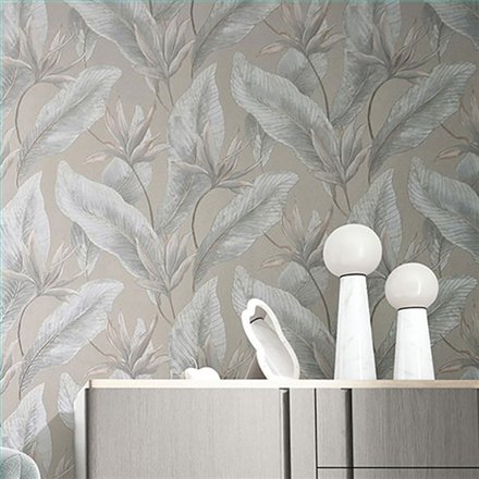 Ref.SILE-060 ambiente con silence hojas tropicales Gris, Topo, Beige y Bronce sobre fondo Marrón