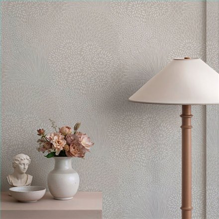 Ref.SP7035 ambiente con supreme flores dalia Blanco Roto sobre fondo Beige