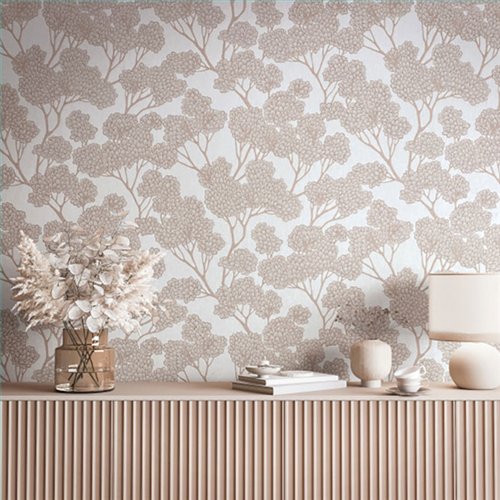 Ref.SP7040 ambiente con supreme árbol oriental Beige y Marrón sobre fondo Topo