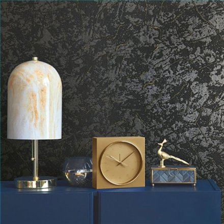 Ref.SP2598 ambiente real de mármol vetas doradas supreme, sobre fondo Negro en tonos Nacarado, Dorado y Brillos