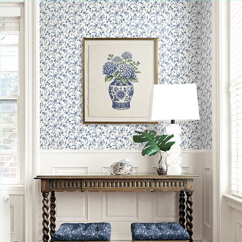 Ref.LB51102 vista de ambiente, dolly mixtures: fondo Blanco Roto con detalles en Azul, motivo floral jacobino