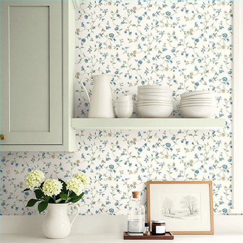 Ref.LB52212 ambiente con dolly mixtures flores indianas Verde, Azul y Beige sobre fondo Blanco Roto