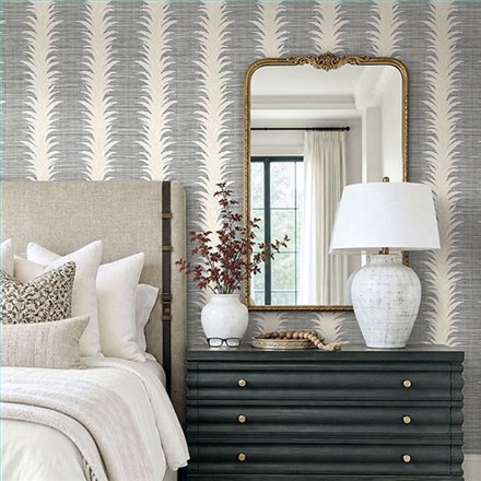 Ref.EW50700 ambiente real de hojas verticales white accents, sobre fondo Topo en tonos Beige y Blanco Roto