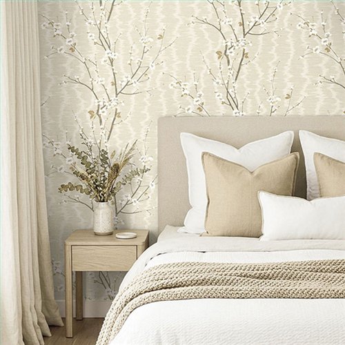 Ref.EW51215 ambiente con white accents almendro en flor Marrón, Blanco Roto y Dorado sobre fondo Beige