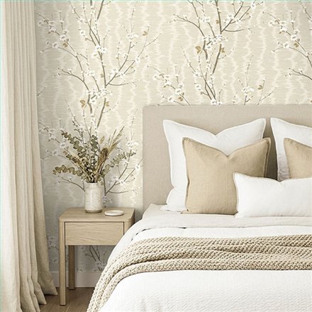 Ref.EW51215 ambiente con white accents almendro en flor Marrón, Blanco Roto y Dorado sobre fondo Beige