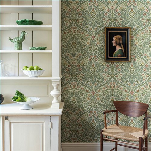 Ref.82076 ambiente real de floral acanto hidden treasures, sobre fondo Blanco Roto en tonos Verde, Granate y Beige