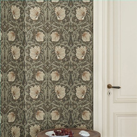 Ref.82096 ambiente con hidden treasures tulipanes entrelazados Beige, Naranja, Verde y Bronce sobre fondo Marrón