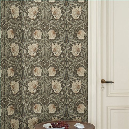 Ref.82096 ambiente con hidden treasures tulipanes entrelazados Beige, Naranja, Verde y Bronce sobre fondo Marrón