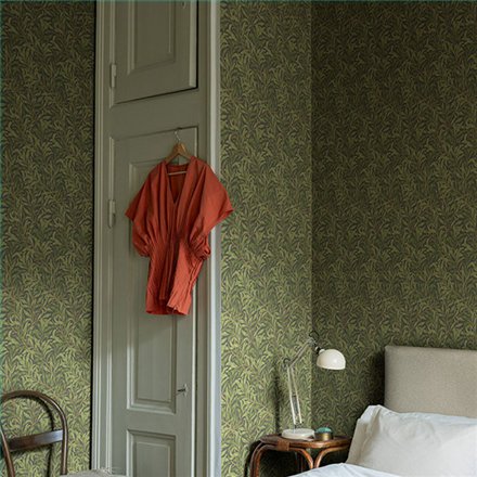 Ref.82099 ambiente real de ramas de sauce hidden treasures, sobre fondo Marrón en tonos Verde
