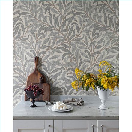 Ref.HT84006 ambiente con hidden treasures mural ramas de sauce Gris y Marrón sobre fondo Topo