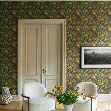 Ref.82091 ambiente real de floral simétrico hidden treasures, sobre fondo Negro en tonos Verde, Rojo, Salmón y Amarillo