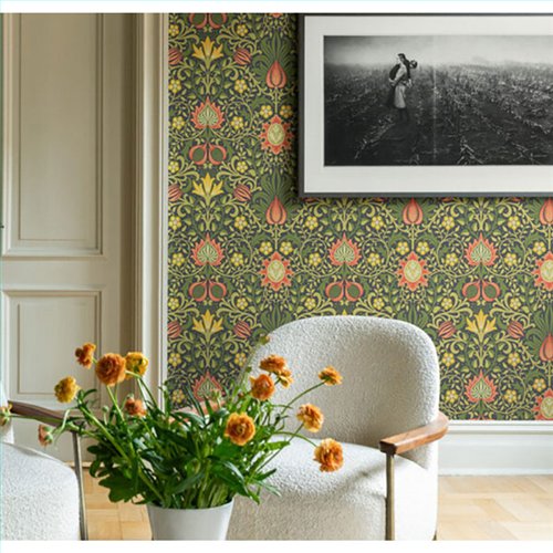 Ref.82091 ambiente con hidden treasures floral simétrico Verde, Rojo, Salmón y Amarillo sobre fondo Negro