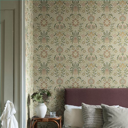 Ref.82090 ambiente real de floral simétrico hidden treasures, sobre fondo Beige en tonos Verde, Topo y Granate