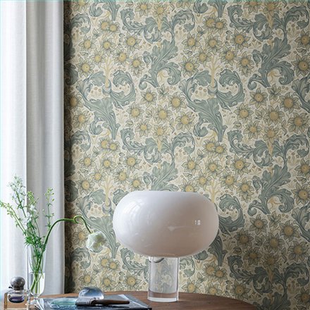 Ref.82088 ambiente real de acanto y girasoles hidden treasures, sobre fondo Topo en tonos Azul, Beige, Ocre y Marrón