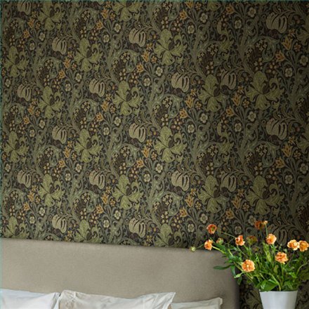 Ref.82104 ambiente con hidden treasures lirios arts & crafts sobre fondo Marrón en tonos Verde, Beige, Amarillo y Caldera