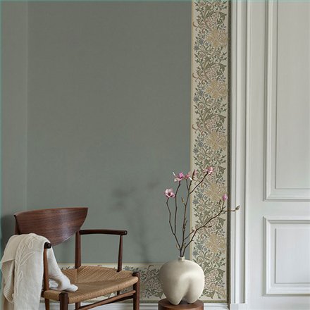 Ref.182105 ambiente real de lirios arts & crafts hidden treasures, sobre fondo Beige en tonos Verde, Marrón, Amarillo y Azul