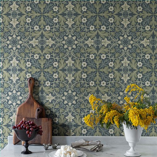 Ref.82081 ambiente con hidden treasures medallón floral Gris, Topo y Blanco Roto sobre fondo Azul