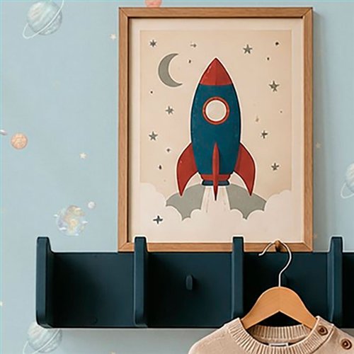 Ref.028-ALI ambiente con alice planetas Beige, Marrón, Gris y Blanco Roto sobre fondo Azul