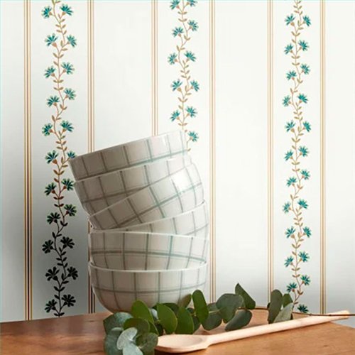 Ref.FAMI-202706510 ambiente real de rayas florales maison de famille, sobre fondo Blanco Roto en tonos Verde y Beige