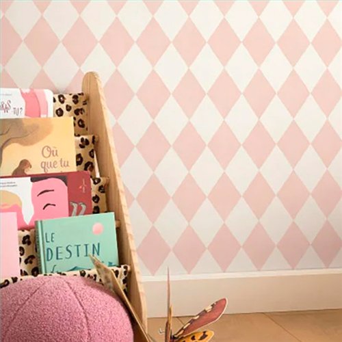 Ref.OUTT202944286 estancia decorada con rombos arlequín Rosa y fondo Blanco, once upon a time 3