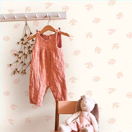 Ref.OUTT202914202 ambiente real de golondrinas once upon a time 3, sobre fondo Blanco en tonos Rosa