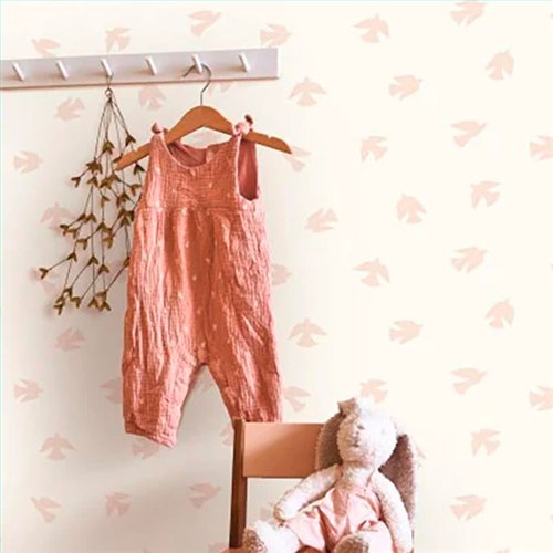 Ref.OUTT202914202 ambiente real de golondrinas once upon a time 3, sobre fondo Blanco en tonos Rosa